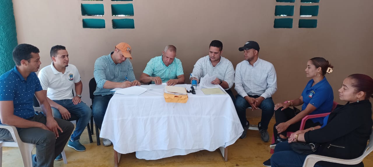 ALCALDE ROBERTO ABREU FIRMA CONTRATOS ADJUDICACION PARA CONSTRUCCION ESTADIO DE BEISBOL Y CAPILLA LICITADAS BAJO LA MODALIDAD DE COMPARACION DE PRECIOS POR LOTE